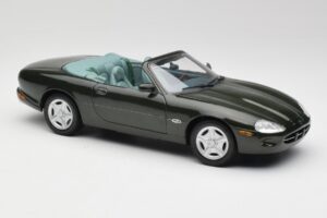 Jaguar XK8 X100 Cabriolet British Racing Vert Maisto 1:18 50285 Métal — image 6 sur 8