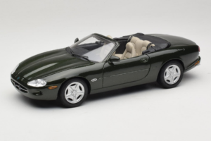 Jaguar XK8 Green Metallic Gris Clair Intérieur Maisto 1:18 31836 Métal