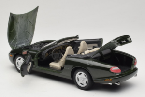 Jaguar XK8 Green Metallic Gris Clair Intérieur Maisto 1:18 31836 Métal — image 5 sur 8