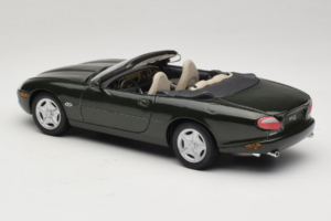 Jaguar XK8 Green Metallic Gris Clair Intérieur Maisto 1:18 31836 Métal — image 7 sur 8