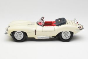 Jaguar XKSS Crème AUTOart 1:18 73512 Métal — image 4 sur 8