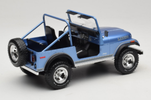 Jeep CJ-7 Laredo Bleu MCG 1:18 MCG18553 Métal — image 2 sur 6