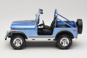 Jeep CJ-7 Laredo Bleu MCG 1:18 MCG18553 Métal — image 3 sur 6