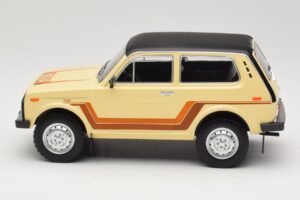 Lada Niva 2121 California Beige MCG 1:18 MCG18004 Métal — image 3 sur 6