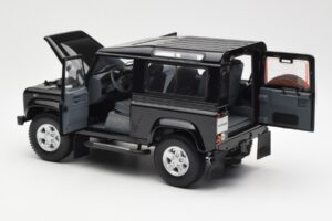 Land Rover Defender 90 Santorini Noir Métallisé Kyosho 1:18 08901BK Métal — image 5 sur 8