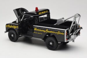 Land Rover Series III Véhicule de Récupération Noir Universal Hobbies 1:18 4411 Métal — image 5 sur 8