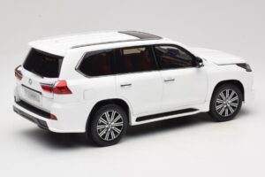 Lexus LX570 J200 Blanc LCD 1:18 LCD18010-WH Métal — image 3 sur 8