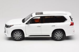 Lexus LX570 J200 Blanc LCD 1:18 LCD18010-WH Métal — image 4 sur 8