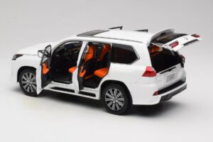Lexus LX570 J200 Blanc LCD 1:18 LCD18010-WH Métal — image 5 sur 8
