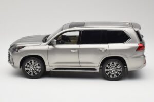 Lexus LX570 Sonic Titane Kyosho 1:18 08955T Métal — image 4 sur 8