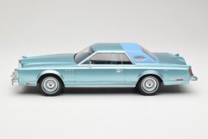 Lincoln Continental Mark V Blue Metallic MCG 1:18 MCG18369 Métal — image 3 sur 6