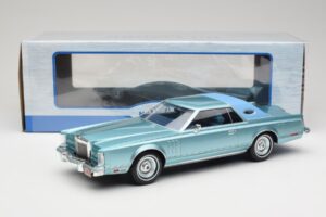 Lincoln Continental Mark V Blue Metallic MCG 1:18 MCG18369 Métal — image 6 sur 6