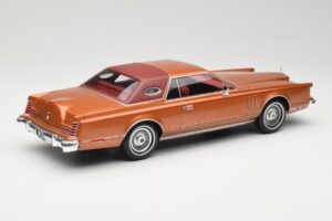 Lincoln Continental Mark V Crystal Apricot Metallic MCG 1:18 MCG18370 Métal — image 2 sur 6