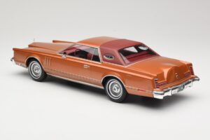 Lincoln Continental Mark V Crystal Apricot Metallic MCG 1:18 MCG18370 Métal — image 5 sur 6