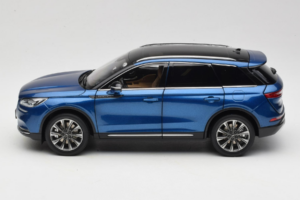 Lincoln Corsair Bleu OEM 1:18 LINCOLN001 Métal — image 4 sur 8