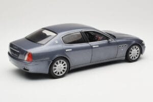 Maserati Quattroporte Blue Metallic Hot Wheels 1:18 B7003 Métal — image 3 sur 8