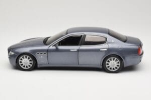 Maserati Quattroporte Blue Metallic Hot Wheels 1:18 B7003 Métal — image 4 sur 8