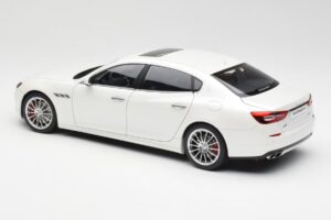 Maserati Quattroporte VI GTS Alpine Blanc AUTOart 1:18 75808 Métal — image 7 sur 8