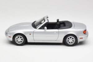 Mazda MX-5 Miata NA Highlight Argent Gate 1:18 1015 Métal — image 4 sur 8