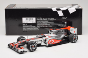 McLaren MP4-25 Mercedes #1 J. Button Vodafone McLaren Showcar F1 2010 Minichamps 1:18 530101801 Métal — image 6 sur 7