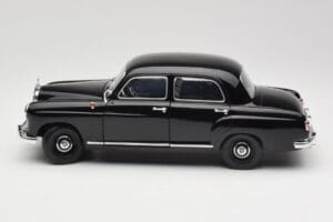 Mercedes 180 W120 Ponton Noir Revell 1:18 08973 Métal — image 4 sur 8