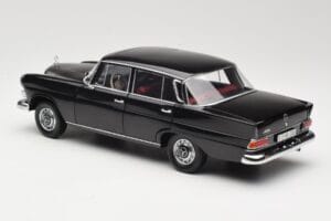 Mercedes 200 W110 Noir Norev 1:18 183574 Métal — image 7 sur 8