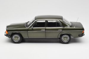Mercedes 200 W123 Cypress Vert Métallique Édition Concessionnaire Norev 1:18 B66040654 Métal — image 4 sur 8