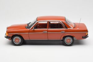 Mercedes 200 W123 English Rouge Édition Concessionnaire Norev 1:18 B66040653 Métal — image 4 sur 8