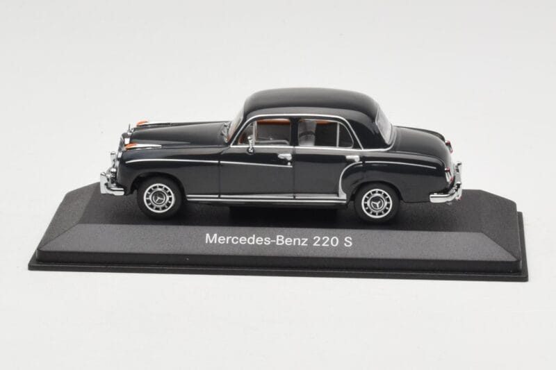 Mercedes 220S W180 Gris Clair Minichamps 1:43 Mercedes 220S W180 Gris Clair Minichamps 1:43 B66040534 Métal