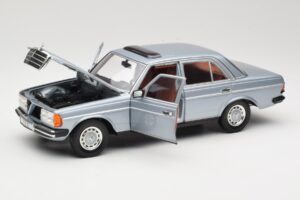 Mercedes 230E W123 Argent & Bleu Clair Revell 1:18 08407 Métal — image 2 sur 8
