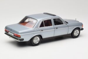 Mercedes 230E W123 Argent & Bleu Clair Revell 1:18 08407 Métal — image 3 sur 8