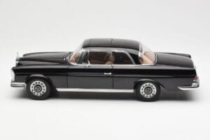 Mercedes 280 SE W111 Coupe Noir AUTOart 1:18 76286 Métal — image 4 sur 8