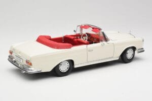 Mercedes 280SE W108 Ivory Blanc Maisto 1:18 50223 Métal — image 3 sur 8