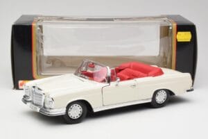 Mercedes 280SE W108 Ivory Blanc Maisto 1:18 50223 Métal — image 8 sur 8
