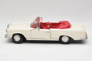 Mercedes 280 SE W108 Blanc Maisto 1:18 52111 Métal — image 4 sur 8