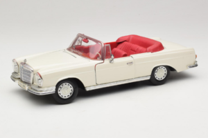 Mercedes 280 SE W108 Blanc Maisto 1:18 52111 Métal