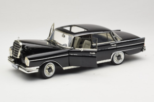 Mercedes 300 SE W112 Black Metallic Revell 1:18 08910 Métal — image 2 sur 8