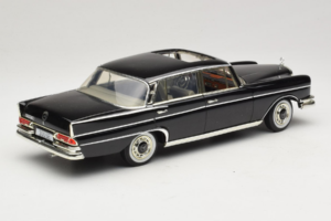 Mercedes 300 SE W112 Black Metallic Revell 1:18 08910 Métal — image 3 sur 8