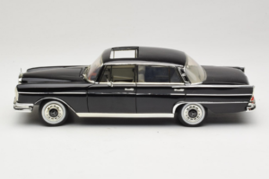 Mercedes 300 SE W112 Black Metallic Revell 1:18 08910 Métal — image 4 sur 8