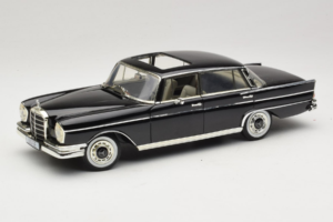 Mercedes 300 SE W112 Black Metallic Revell 1:18 08910 Métal