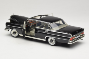 Mercedes 300 SE W112 Black Metallic Revell 1:18 08910 Métal — image 5 sur 8