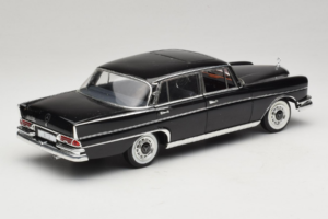 Mercedes 300 SE Noir avec Figurines Revell 1:18 9050 Métal — image 4 sur 9