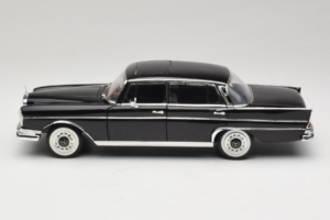 Mercedes 300 SE Noir avec Figurines Revell 1:18 9050 Métal — image 5 sur 9