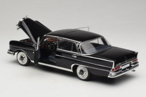 Mercedes 300 SE Noir avec Figurines Revell 1:18 9050 Métal — image 6 sur 9