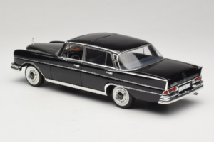 Mercedes 300 SE Noir avec Figurines Revell 1:18 9050 Métal — image 8 sur 9