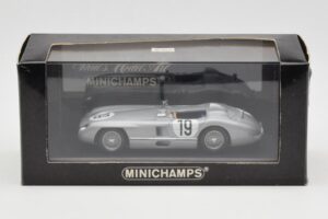 Mercedes 300 SLR #19 J.M. Fangio / S. Moss 24 Hours of Le Mans 1955 Minichamps 1:43 B66040253 Métal — image 4 sur 4