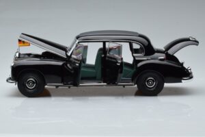 Mercedes 300 W186 Konrad Adenauer Norev 1:18 183707 Métal — image 4 sur 9