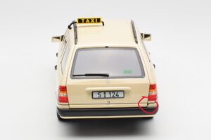 Mercedes 300D S124 T-Model Ivoire Clair Taxi Édition Concessionnaire Norev 1:18 B66040702 Métal — image 8 sur 8