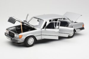 Mercedes 450 SEL 6.9 W116 Argent Revell 1:18 8955 Métal — image 2 sur 8