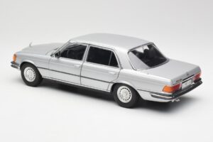 Mercedes 450 SEL 6.9 W116 Argent Revell 1:18 8955 Métal — image 7 sur 8